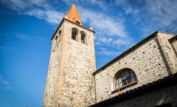 La chiesa di San Sabino: simbolo e baricentro del nucleo di Torreglia Alta,  è l'antica parrocchiale citata per la prima volta in documenti medievali risalenti all'anno 1077.